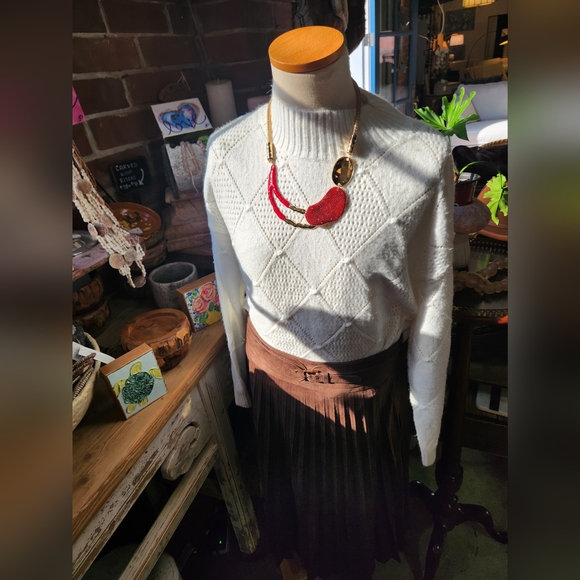 ✨️ Elegant Red and Gold Necklace with Earrings Set ✨️ - Picture 15 of 15